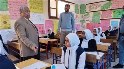 «وكيل التعليم» يتفقد سير مقرات لجان امتحانات الشهادة الإعدادية بالأقصر (صور)