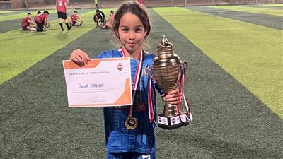 جميلة غندر تخطف الأنظار بموهبة كبيرة في كرة القدم النسائية 