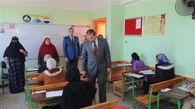 محافظ دمياط يجري جولة تفقدية لمتابعة امتحانات الشهادة الإعدادية