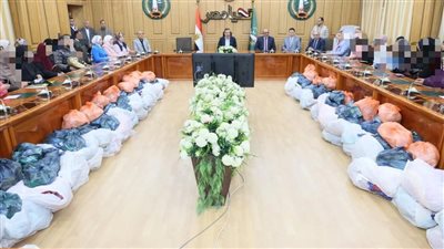 محافظ المنوفية يسلم كراسي متحركة ومساعدات مالية ومواد غذائية وعينية لـ60حالة إنسانية