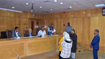 سكرتير عام المحافظة يفحص شكاوى المواطنين باليوم المفتوح في الأقصر (صور)