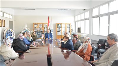 رئيس جامعة دمياط يجتمع برؤساء أقسام كلية الفنون التطبيقية