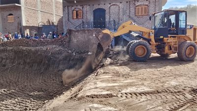 بالصور.. حملة موسعة لإزالة حالات التعديات على الأراضي الزراعية غرب الأقصر