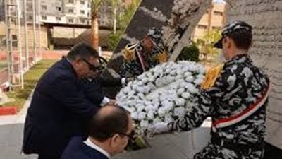 محافظ الدقهلية يضع إكليل الزهور على نصب الشهداء احتفالًا بعيد الشرطة