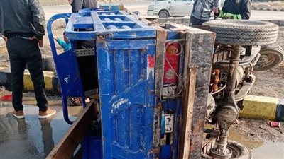 انقلاب سيارة تريلا بسبب السرعة الزائدة في طريق الغربية