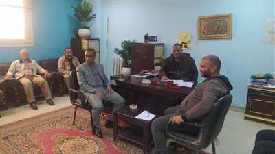 رئيس «مدينة إسنا» يبحث الموقف التنفيذي لمشروعات حياة كريمة جنوب الأقصر