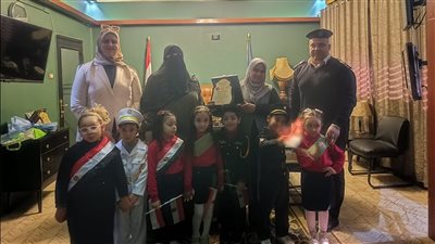 بالورود والتهانى.. أهالي الزرقا يهنئون رجال الشرطة في عيدهم