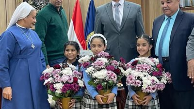 طلاب المدارس تقدم التهنئة لمدير أمن الأقصر بمناسبة عيد الشرطة الـ73 «صور»