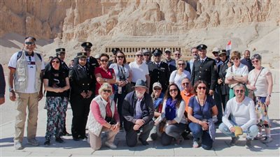 «شرطة السياحة» توزع الورود على السائحين احتفالا بعيد الشرطة في الأقصر