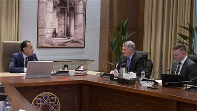 رئيس الوزراء يلتقي مسؤولي شركة «شيفرون» العالمية لبحث تعزيز سبل التعاون المشترك