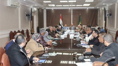 محافظ القليوبية يبحث تحسين خدمات النظافة بحي شرق وغرب شبرا الخيمة والخصوص (صور)