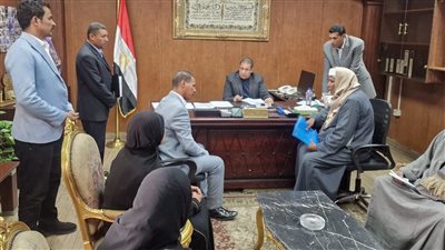 «سكرتير الأقصر» يفحص شكاوى وطلبات الأهالي في اليوم المفتوح (صور)