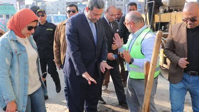 محافظ دمياط يحضر تنفيذ لتجربة الرصف باستخدام الخلطة الأسفلتية الباردة