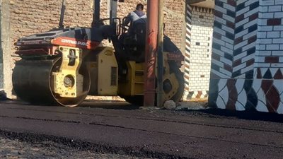 استجابة للأهالي.. بدء أعمال رصف طريق «العبابدة» غرب الأقصر (صور)