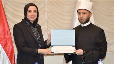 «أطلق اسمها على الكواكب».. وزير الأوقاف يكرم الباحثة ياسمين مصطفى