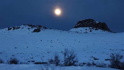 ما هو القمر الثلجي؟ وما دلالة ظهوره على الأرض؟