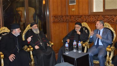 رئيس جامعة دمياط يؤدي واجب العزاء في وفاة والد أسقف دمياط 