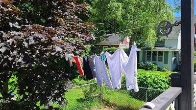 خبيرة مناعة تحذر من تجفيف الملابس المبللة بتلك الطريقة