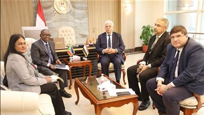 وزير التعليم العالي يستعرض إنجازات المنظومة لوزير العلوم والتكنولوجيا بجنوب إفريقيا 