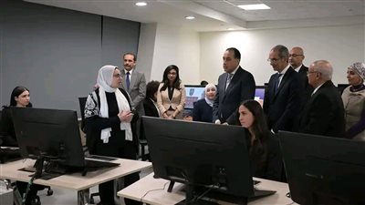 رئيس الوزراء يتفقد المعامل التكنولوجية المتطورة بمدينة المعرفة ويلتقى مجموعة من المتدربين 