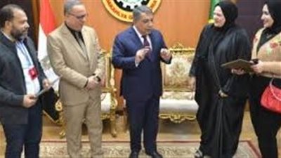 محافظ الدقهلية يشهد تكريم اثنين من أصحاب المخابز البلدية 