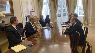 وزير الطيران المدني يلتقي بكبار مسؤولي المؤسسات المالية الدولية الكبرى ببريطانيا 