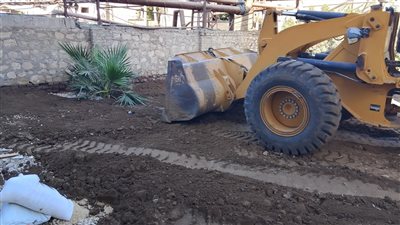 بالصور.. تمهيد قطعة أرض لإعادة استغلالها لصالح المواطنين بالأقصر