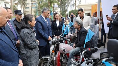 بالصور.. تسليم موتوسيكلات مجهزة طبيًا وكراسي كهربائية لذوى الهمم في الجيزة