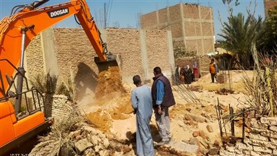 بالصور.. مدينة أرمنت تشن حملة لازالة التعديات على الأراضي الزراعية بالأقصر