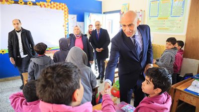 وزير التعليم يطمئن على نسب حضور.. ويحاور بعض المعلمين والطلاب لنظام التقييمات 