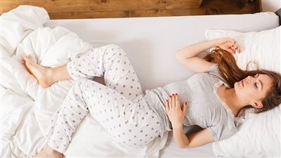 كيف تساعد وضعية النوم في علاج الإمساك؟