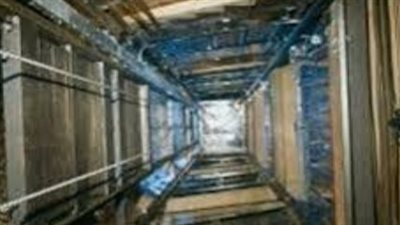 إصابة شخص في حادث سقوط مصعد بالوراق 