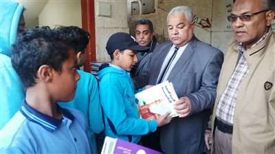 بالصور.. وكيل تعليم الأقصر يتفقد سير المدارس بأول أيام الفصل الدراسي الثاني 