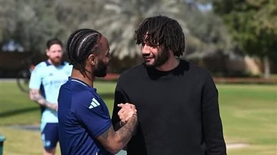 بالفيديو.. محمد النني يزور معسكر آرسنال في دبي