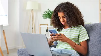كيف تعرف أن طفلك مدمن وسائل التواصل الاجتماعي؟