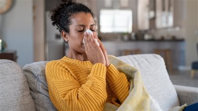 ما هو فيروس الجهاز التنفسي المخلوي الذي يصيب الرئتين والشعب الهوائية؟