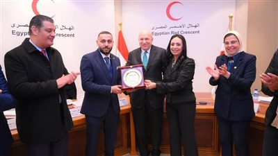 وزيرة التضامن تترأس اجتماع الهلال الأحمر وتكرم الشباب منقذي الأطفال بحريق فيصل 