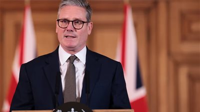 رئيس الوزراء البريطاني يتحدى ترامب: ملتزمون باتباع أوكرانيا 