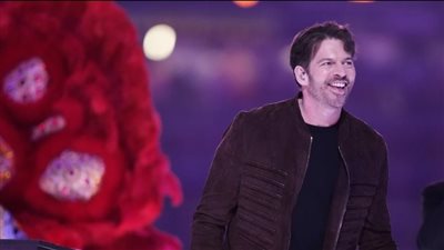 المغني الأمريكي جونيور يقدم مقطوعة موسيقية بمناسبة الذكرى المئوية لميلاد والدته