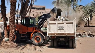 بالصور.. رفع 40 طن من المخالفات والأتربة الصلبة بالشوارع جنوب الأقصر