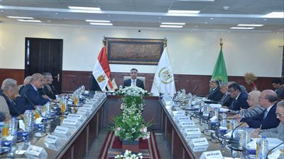 وزير التموين يترأس اجتماع القابضة للصوامع والتخزين