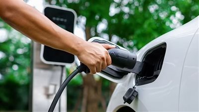 بحث علمي يكشف الخدعة الكبرى.. السيارة الكهربائية ليست صديقة للبيئة