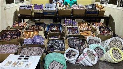 ضبط عاطلين بحوزتهما 631 قطعة ألعاب نارية بالبدرشين 