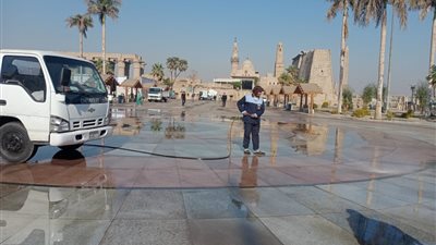 بالصور.. مدينة الأقصر تشن حملة لنظافة الشوارع وساحة ابو الحجاج