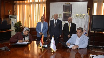 الأقصر توقع عقود إيجار المجمعات الصناعية الحرفية بمركز أرمنت (صور)