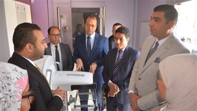 بالصور.. نائب المحافظ يتفقد قافلة طبية للكشف الأورام بالأقصر