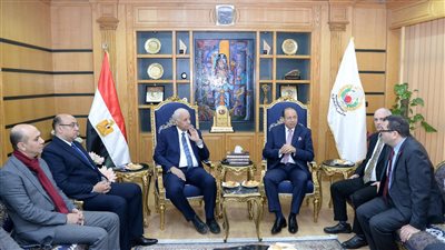 رئيس جامعة المنصورة يستقبل رئيس جامعة العلمين الدولية ووفد جامعة لويفيل الأمريكية