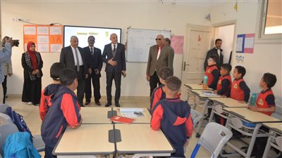 بالصور.. محافظ الأقصر يتفقد سير المنظومة التعليمية بمدينة طيبة الجديدة