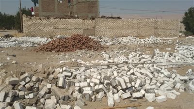 بالصور.. إزالة حالة تعد علي أراضي زراعية في المهد بالأقصر