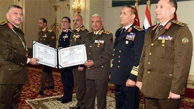 وزير الدفاع يكرم قادة أوفوا العطاء بالقوات المسلحة في يناير الماضي